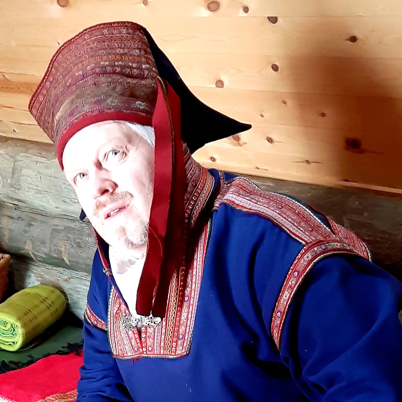 Lapinmies kotaisäntänä, ruokaa tulilla • Kalastajaparisko Jukka & Päivi 
