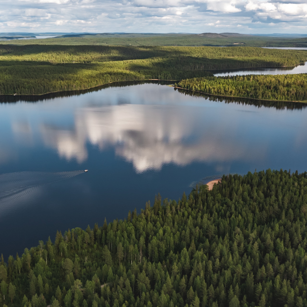 Ilmakuva kesäiseltä Miekojärveltä.